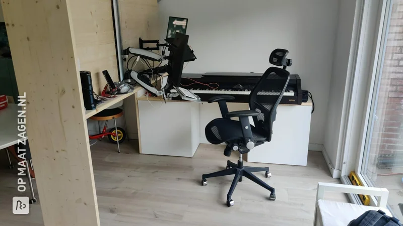 Draaibaar bureau voor in een muziekstudio, door Wessel