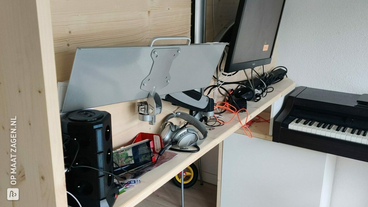 Draaibaar bureau voor in een muziekstudio, door Wessel