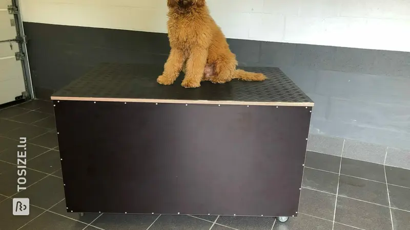 Table pour chien et armoire de rangement pour coussins de jardin, par Jacobi