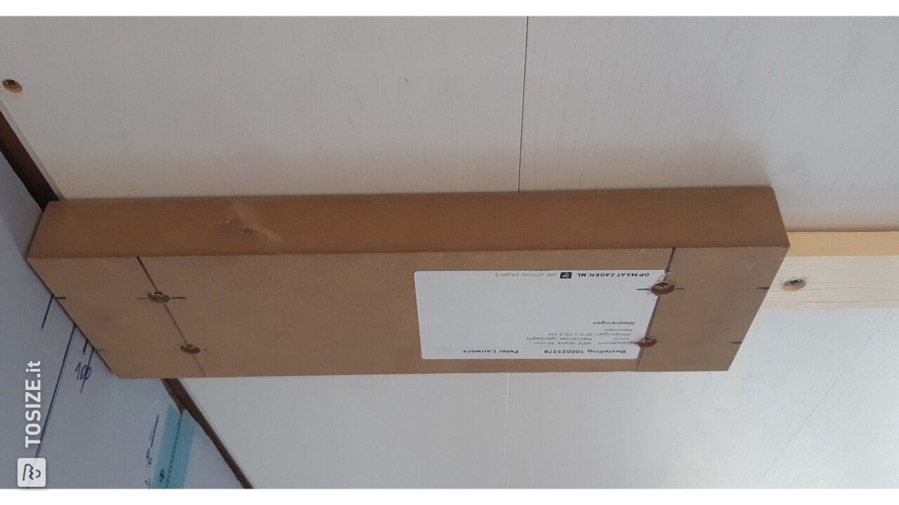Travi fatte in casa in MDF per una baia luminosa