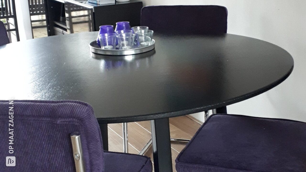 Ronde tafel van multiplex, door Laura