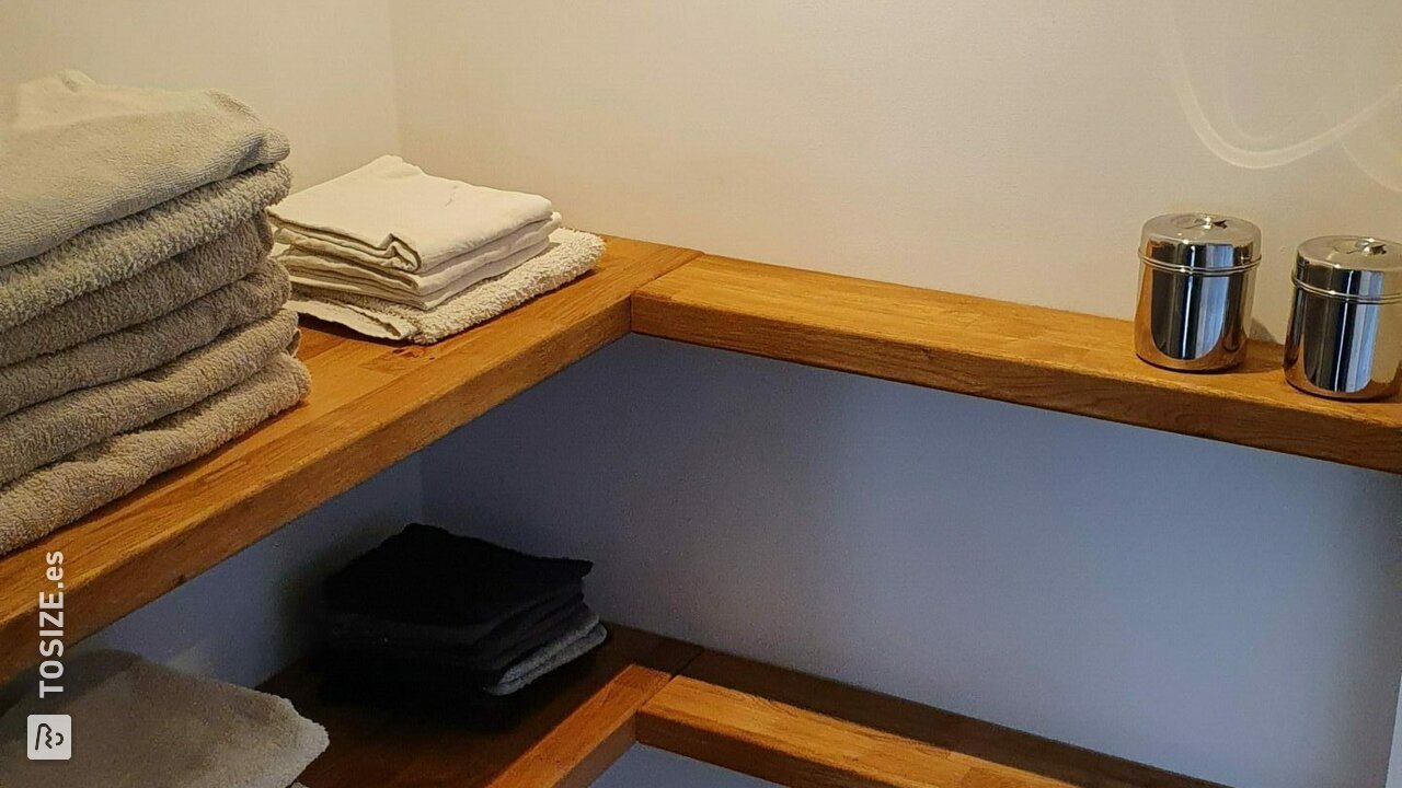 Estanterías de roble en el baño, por Bart