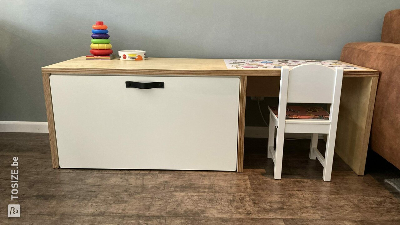 Bureau pour enfants IKEA SMÅSTAD, par Patty