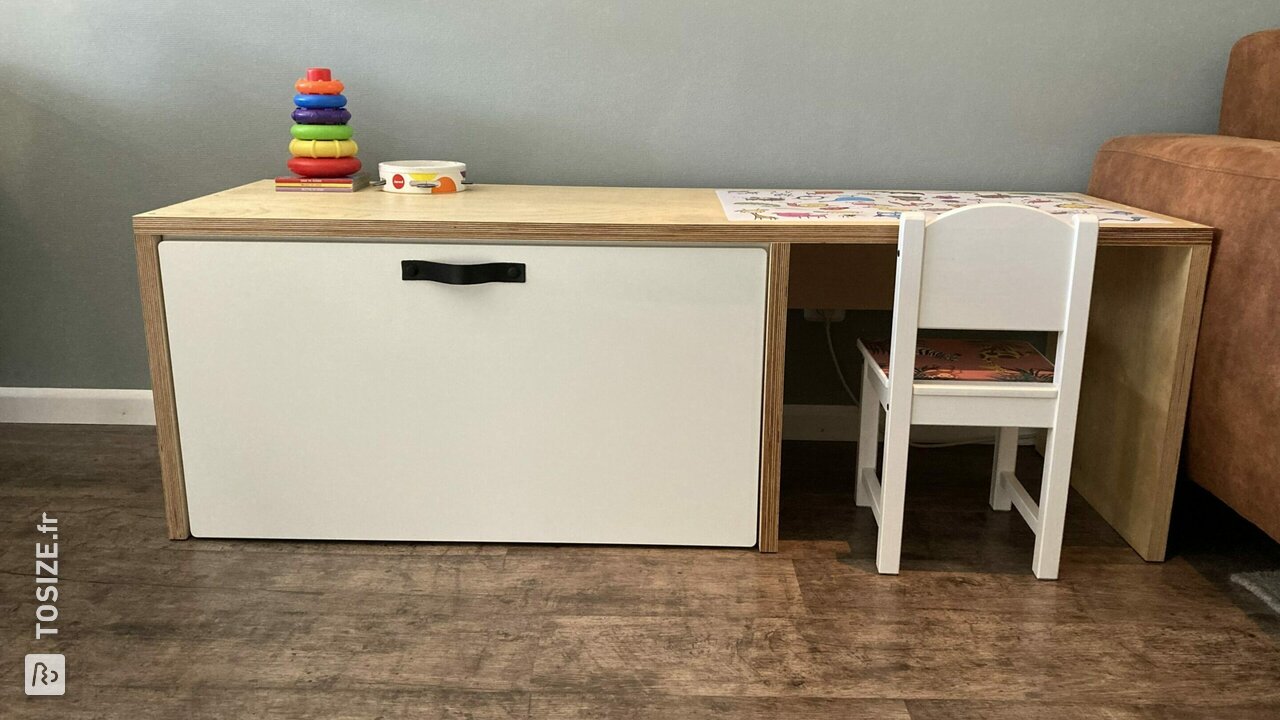 Bureau pour enfants IKEA SMÅSTAD, par Patty