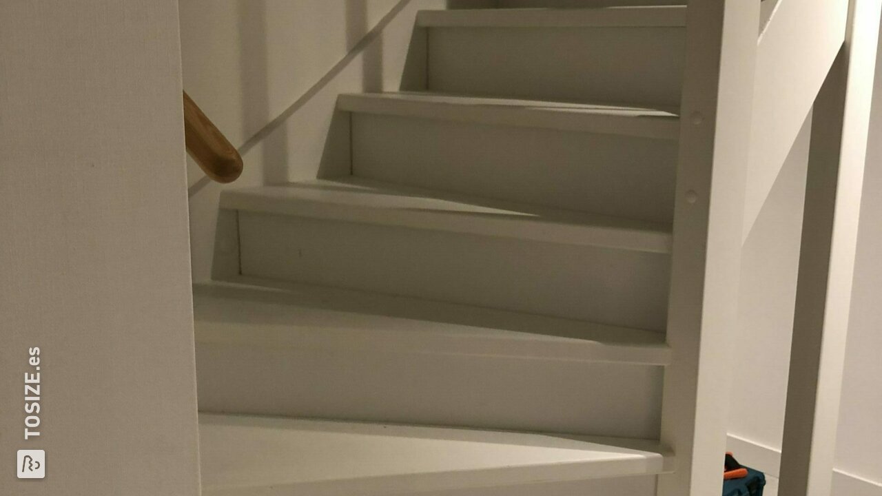 Cerrar los escalones de la escalera con contrachapado de álamo preacabado, por Koen