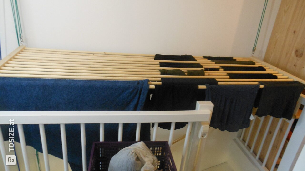 Überschall-Wäscheständer aus Holz für das Treppenhaus von Elijah und Eva