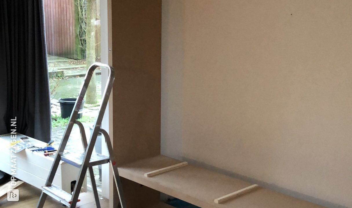 Inbouwkast kastenwand van MDF Blank, door Ruben en Anna