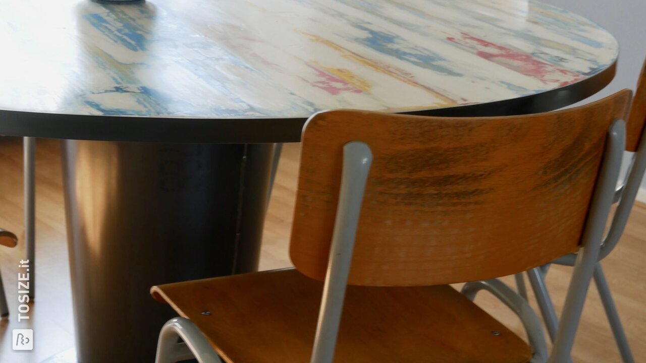 Tavolo rotondo in legno di scarto, di Lilian
