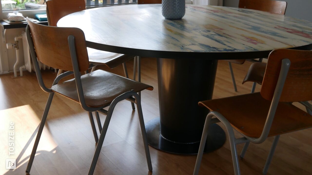 Ronde tafel van sloophout, door Lilian