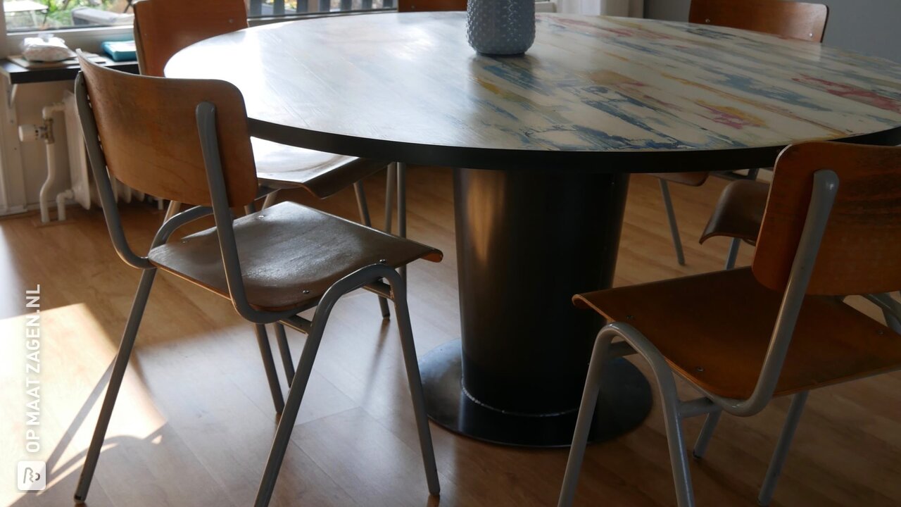 Ronde tafel van sloophout, door Lilian