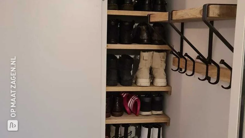 Kleine garderobe voor alle schoenen met een stoere uitstraling, door Hessel