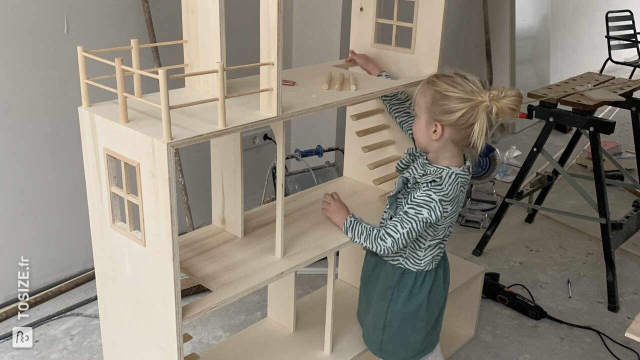 Maison de poupée DIY de 140,0 cm de haut, par Koen
