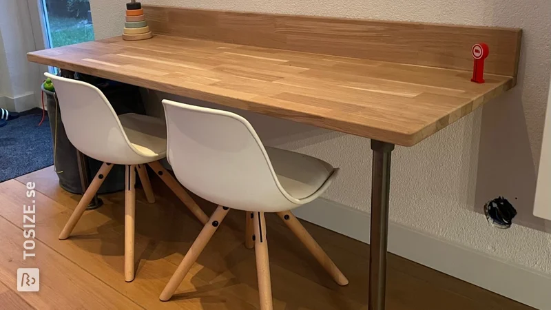 Sleek play desk living room with oak panels, by Irene