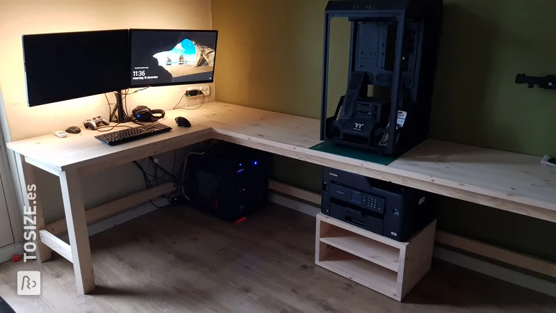 Tablero de escritorio hecho con paneles de pino hecho a medida por Mark