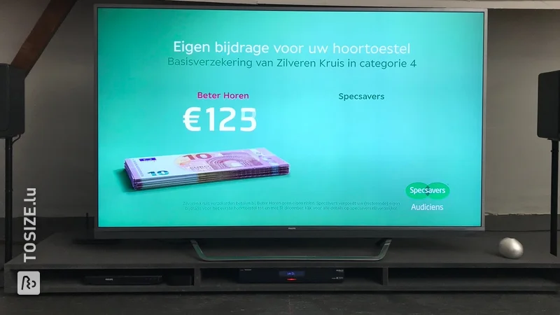 Ein extra niedriger TV-Schrank für unter einer Dachschräge