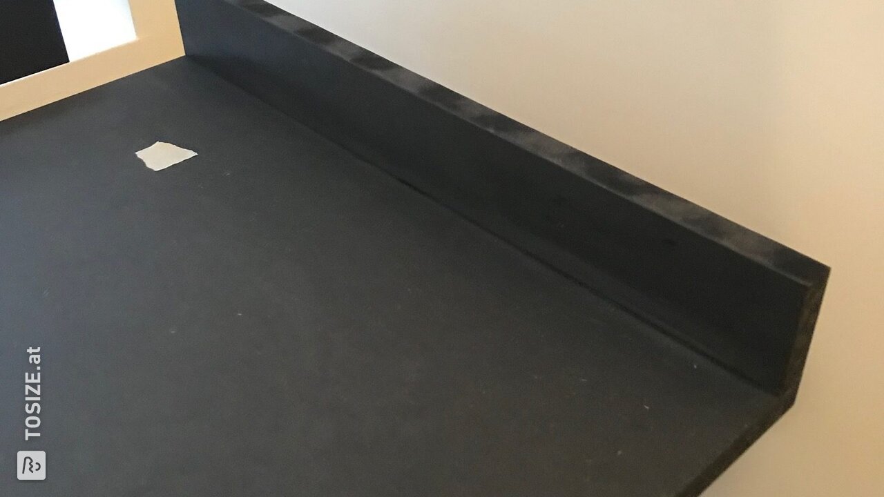Eine extra niedrige TV-Einheit für ein schräges Dach