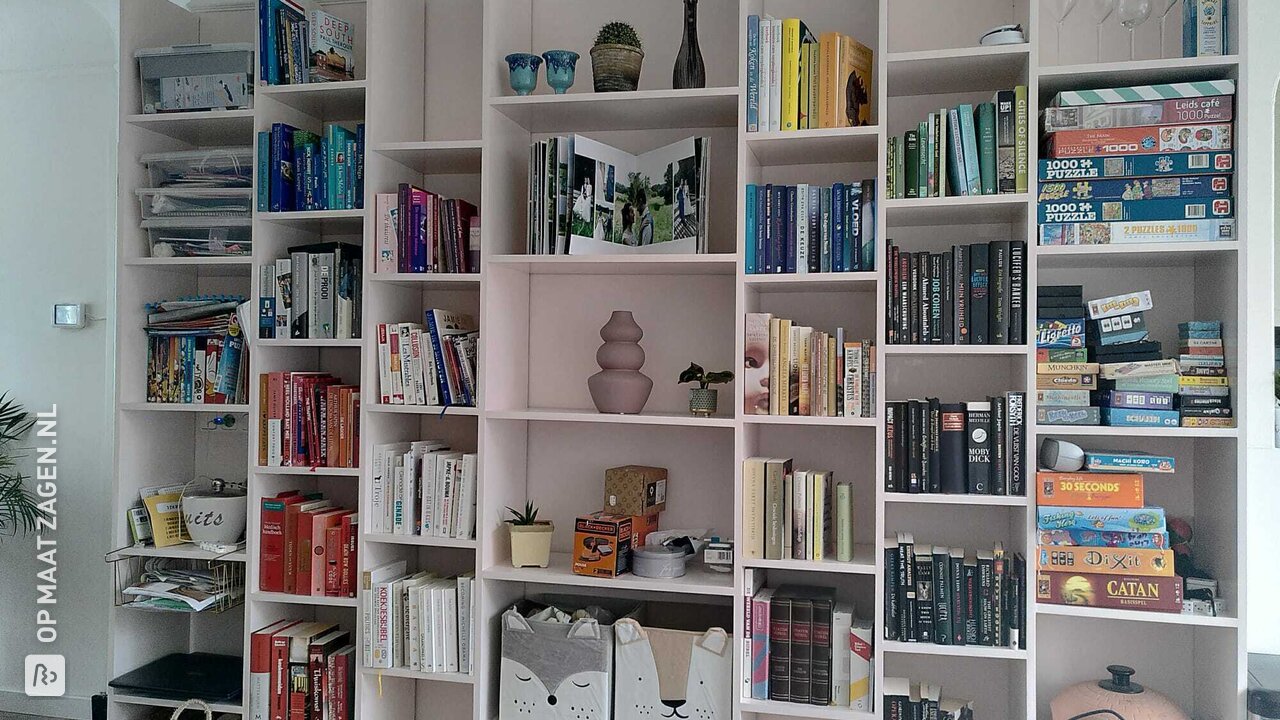 Grote, budgetvriendelijke boekenkast strak tegen de muur van MDF Lakdraagfolie, door Coriette