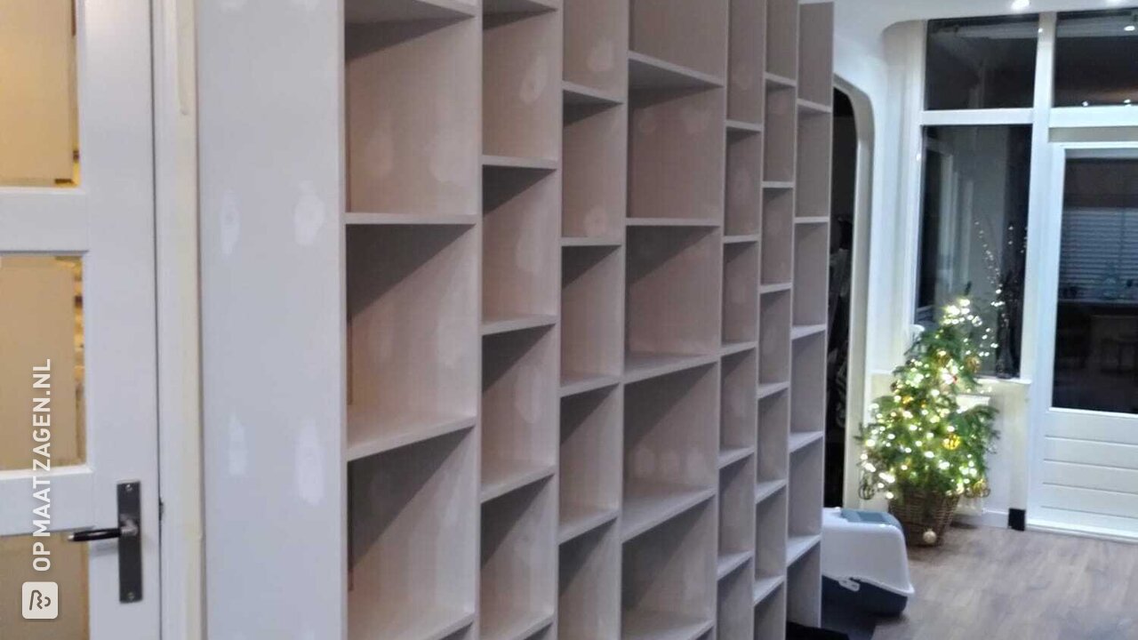 Grote, budgetvriendelijke boekenkast strak tegen de muur van MDF Lakdraagfolie, door Coriette