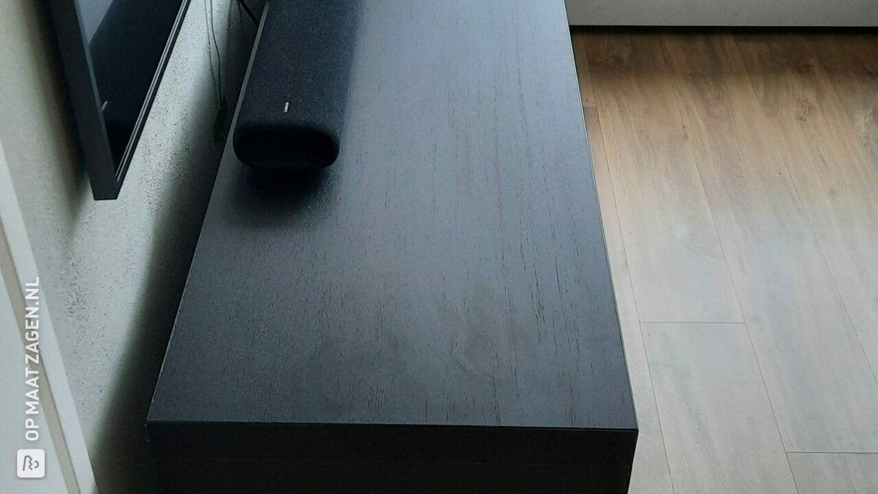 TV-meubel van zwart eiken, door Desiree