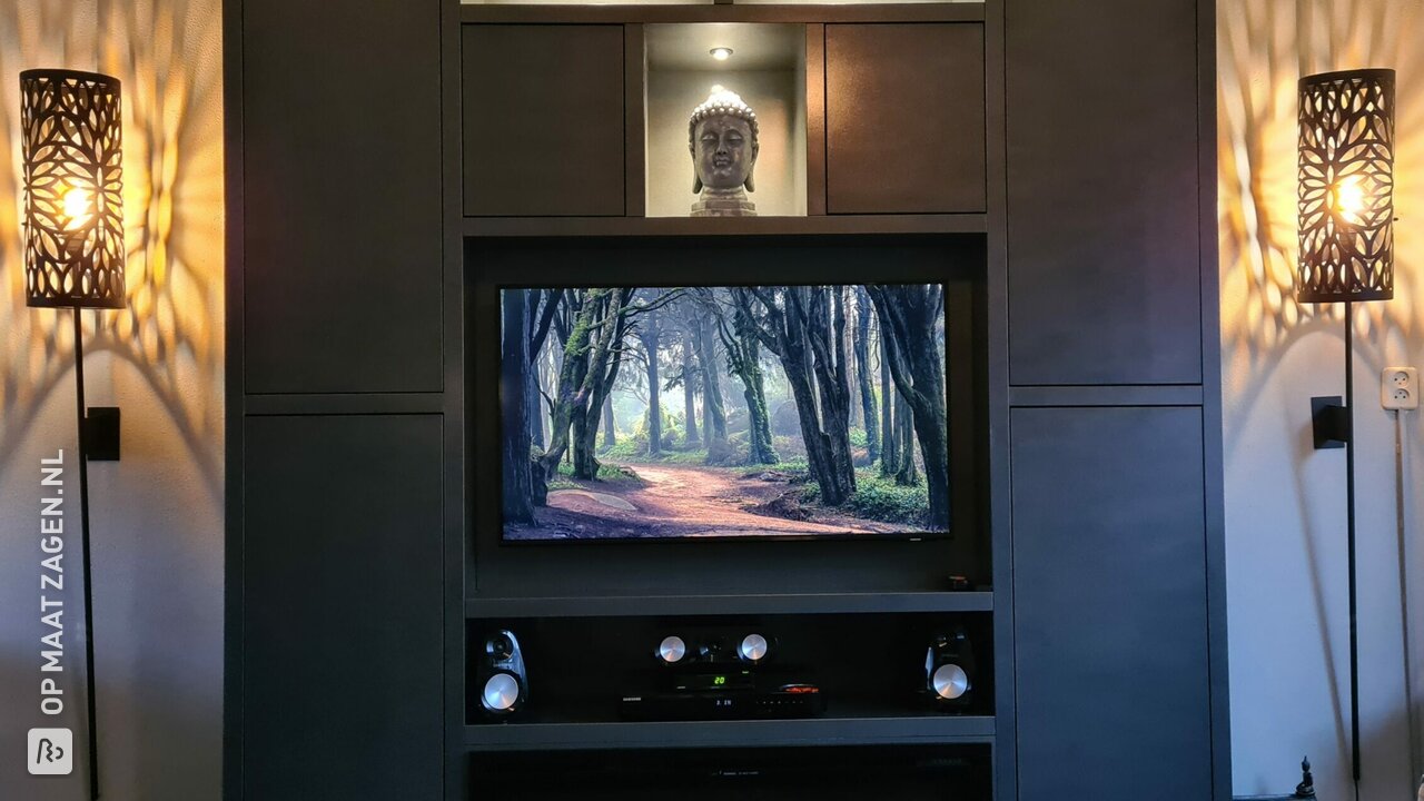 Vakkenkast met ingebouwde tv en sfeerhaard, door Johan
