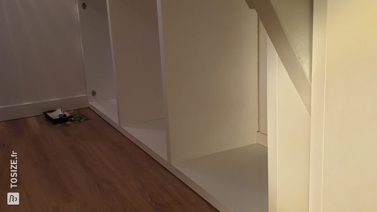Un dressing sous un mur en pente, par Evert