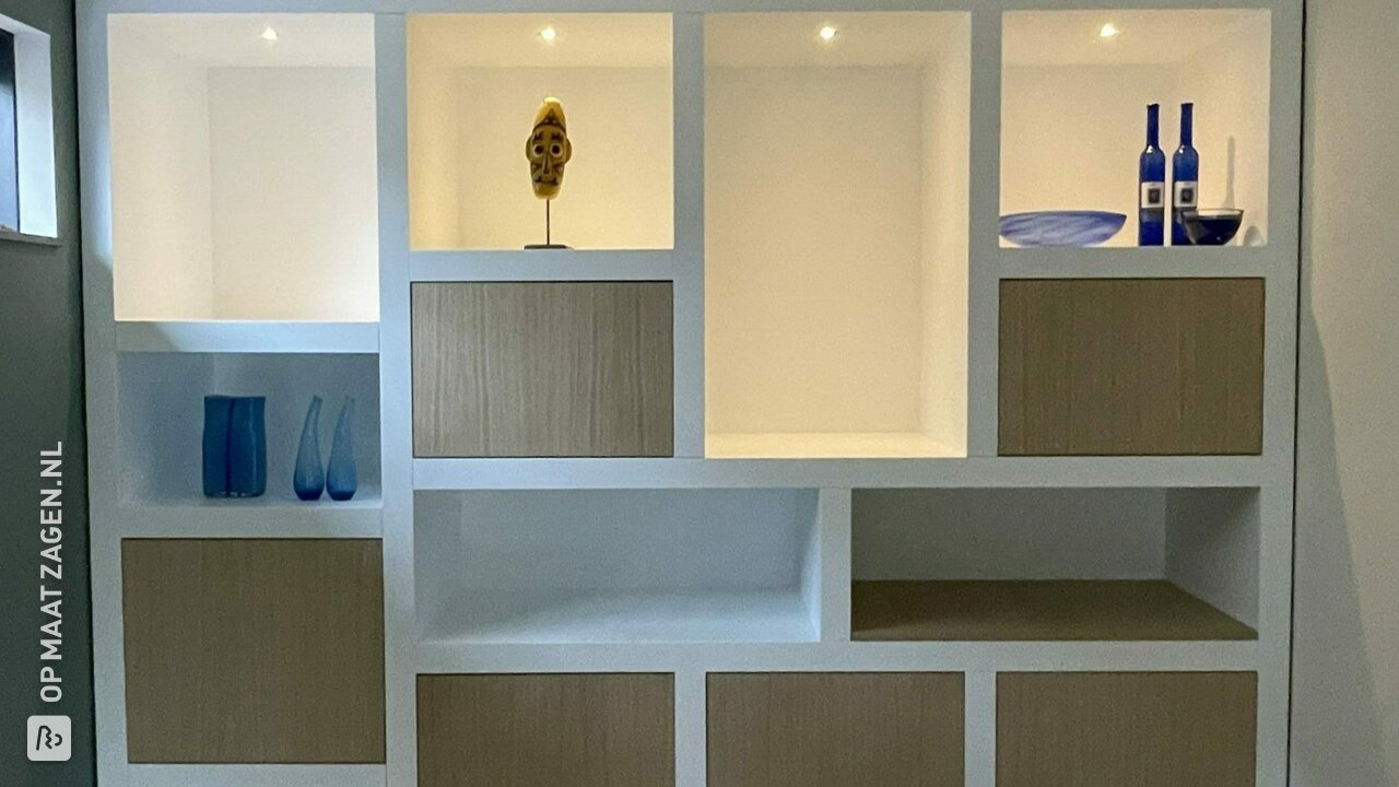 Maatwerk vakkenkast van MDF en Eiken, door Chris