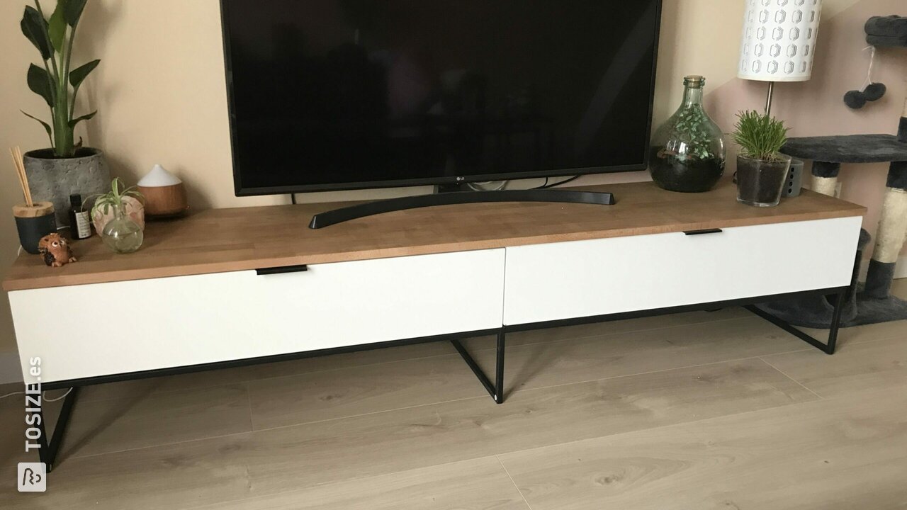 Mueble de TV con panel de carpintería de haya