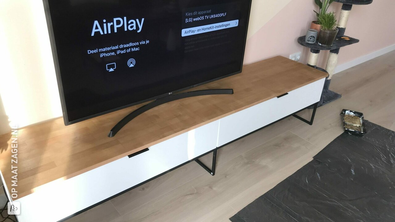 Vernieuwd TV meubel met Beuken timmerpaneel, door Hilde