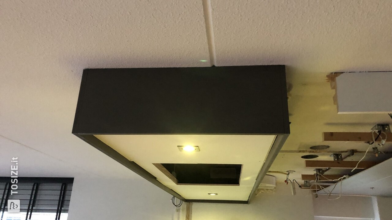 Cornice nera in MDF per la cappa aspirante