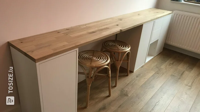 Bureau pour enfants IKEA Eket hack avec panneau de menuiserie en chêne, par Christiaan