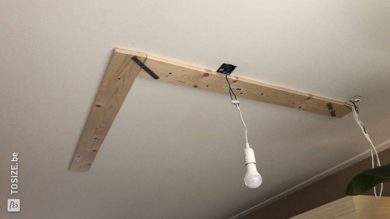 Zware industriële lamp aan gipsen plafond monteren