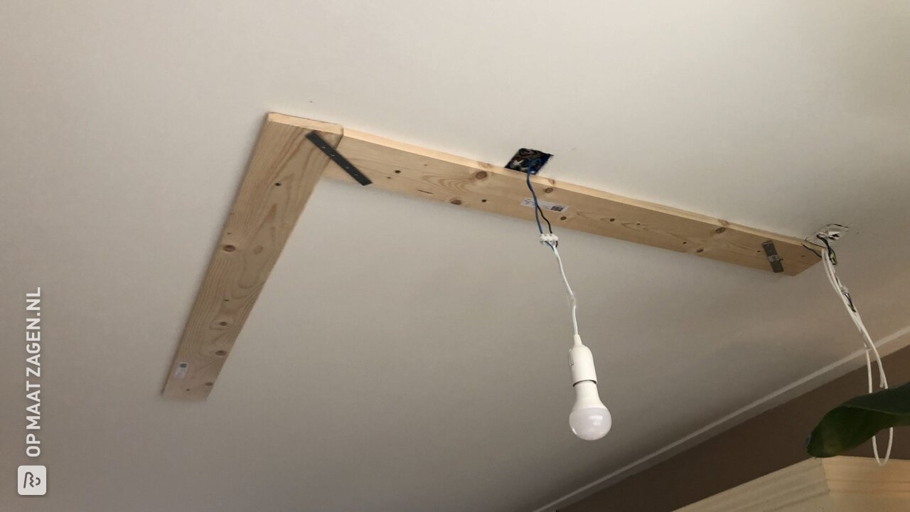 Zware industriële lamp aan gipsen plafond monteren