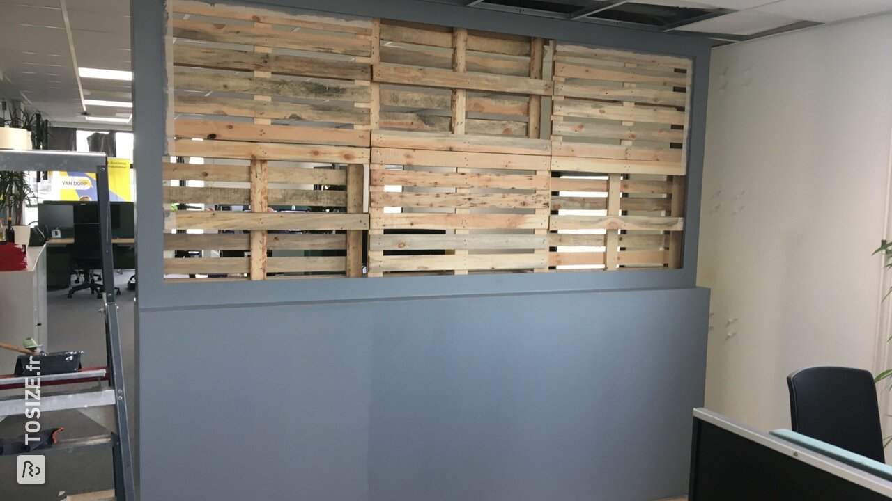 Mur végétal en MDF et bois de palette, par Harry