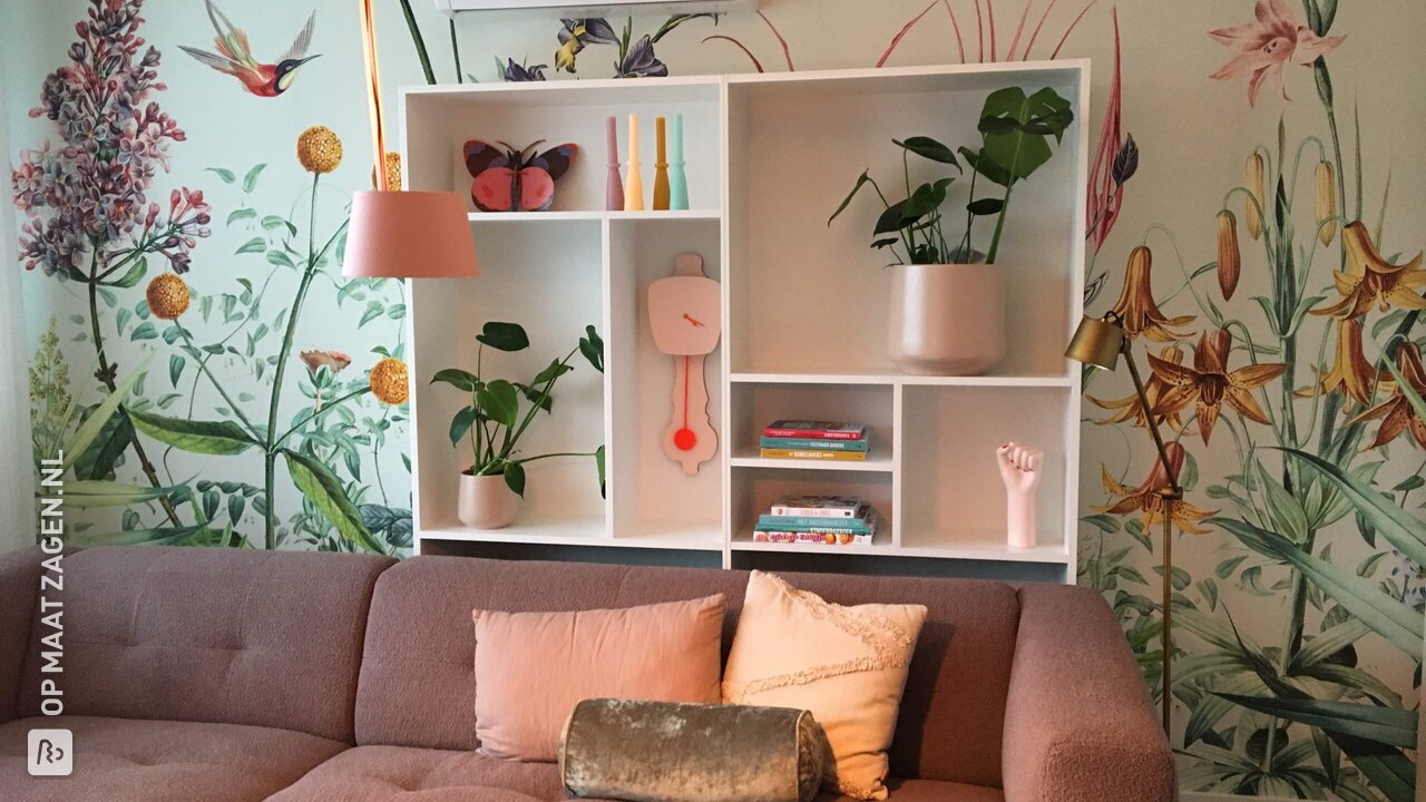 Trendy kast met vakken van MDF, door Laura