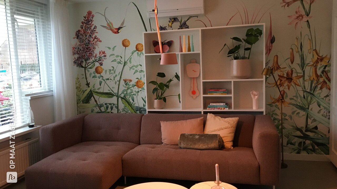 Trendy kast met vakken van MDF, door Laura