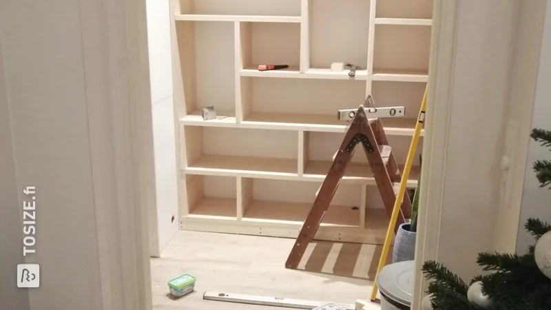 Wall-filling bookcase made of 30mm plywood, by Wouter