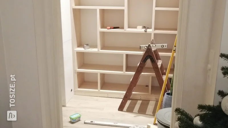 Wall-filling bookcase made of 30mm plywood, by Wouter