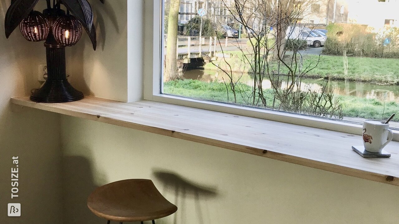 Stehtisch vor dem Fenster von Timmer Panel Grenen