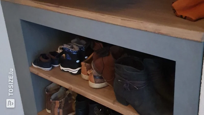 Schuhschrank aus MDF mit Regalen aus Kiefernholz