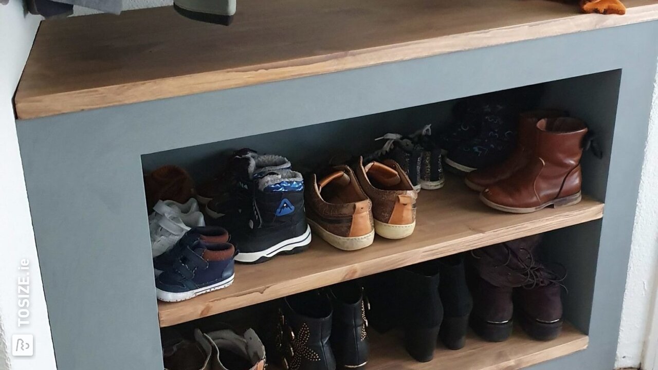 Shoe cabinet in MDF with pine shelves