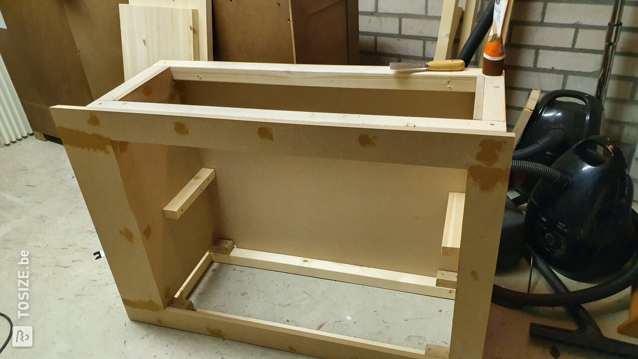 Schoenenkast van MDF met grenen planken