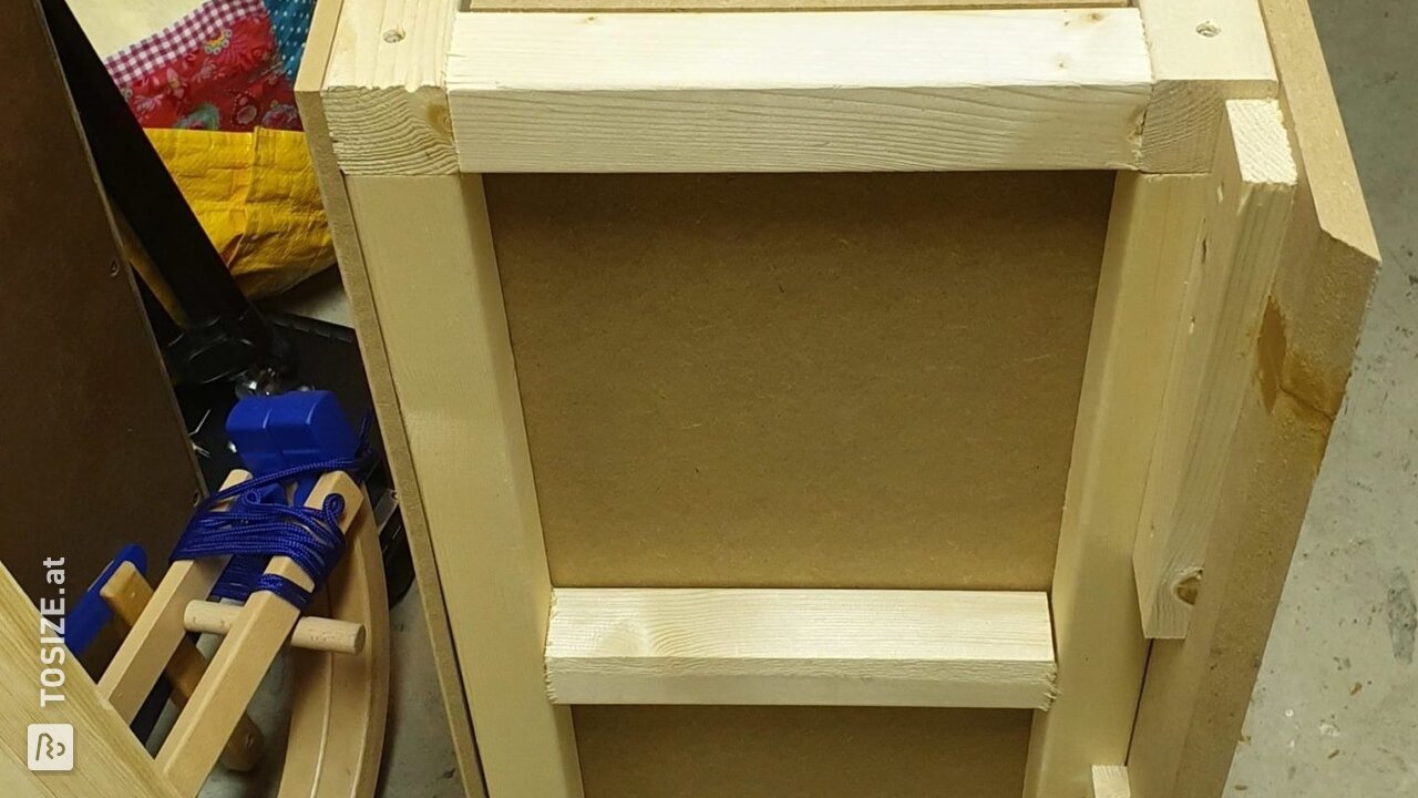 Schuhschrank aus MDF mit Kiefernregalen