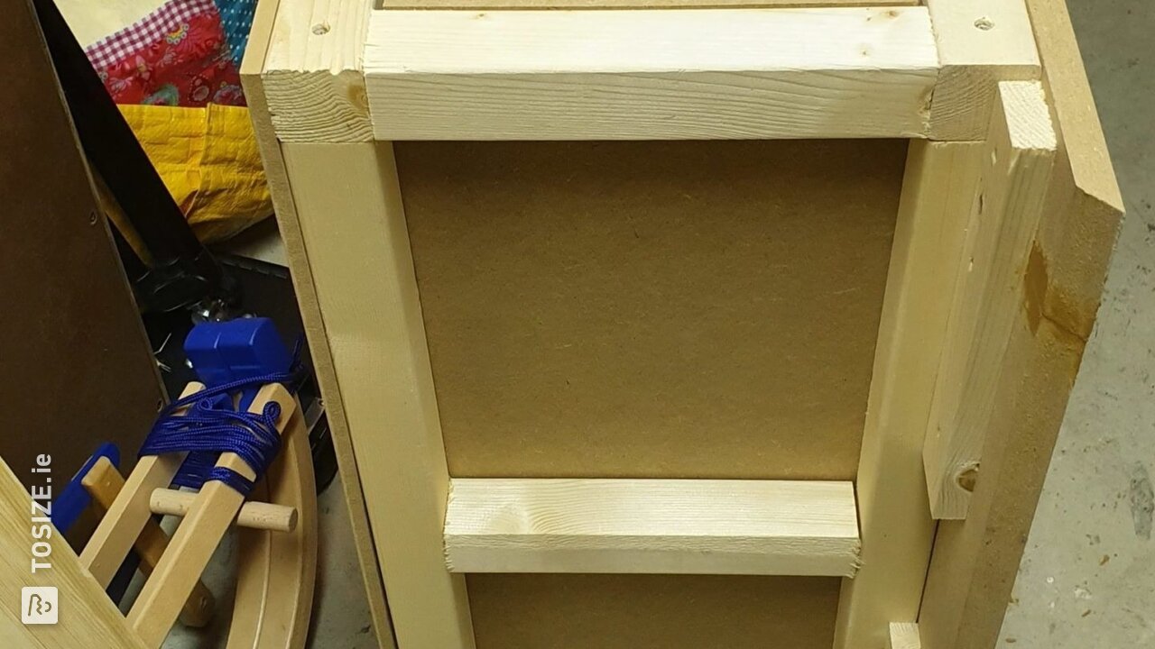 Shoe cabinet in MDF with pine shelves