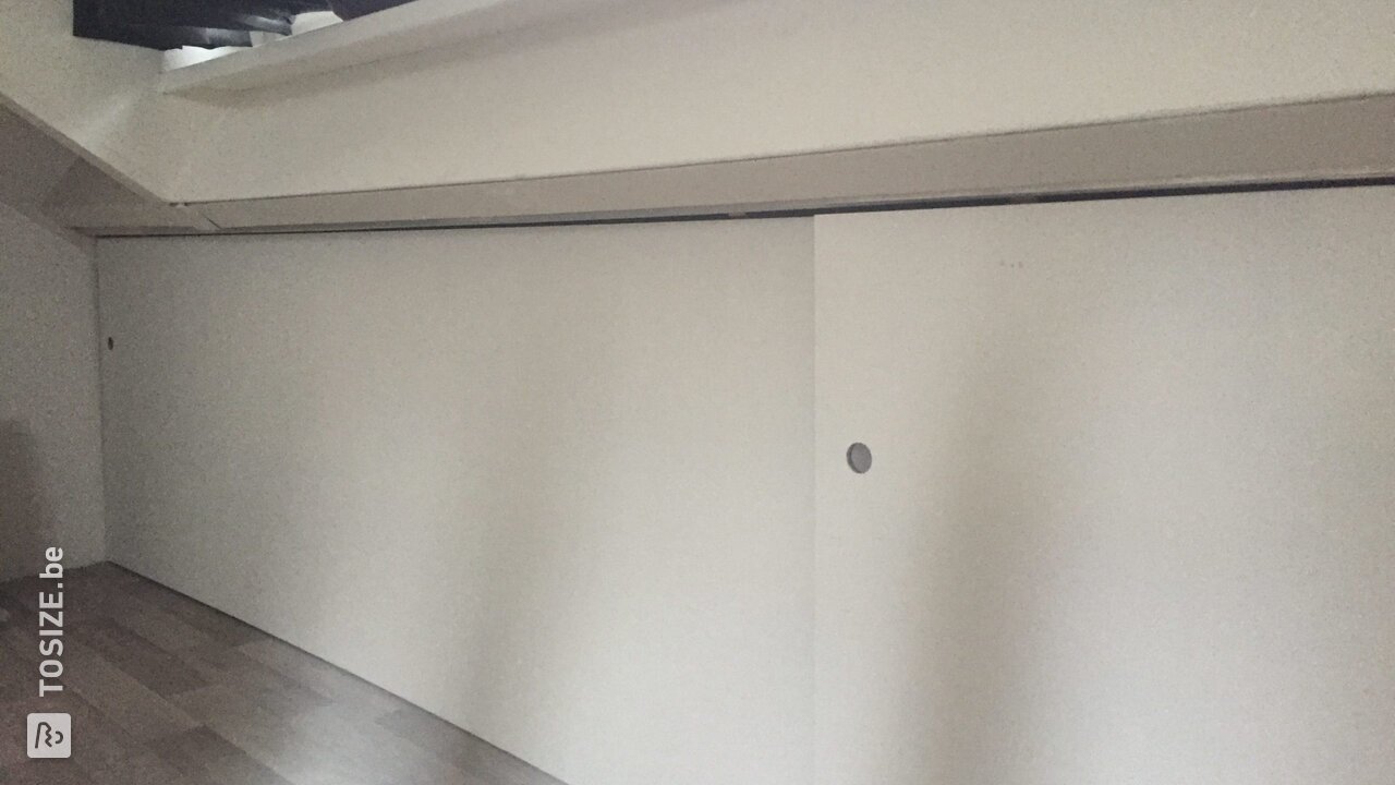 Schuifpanelen van MDF Blank & zwevende boekenplank, door Jos