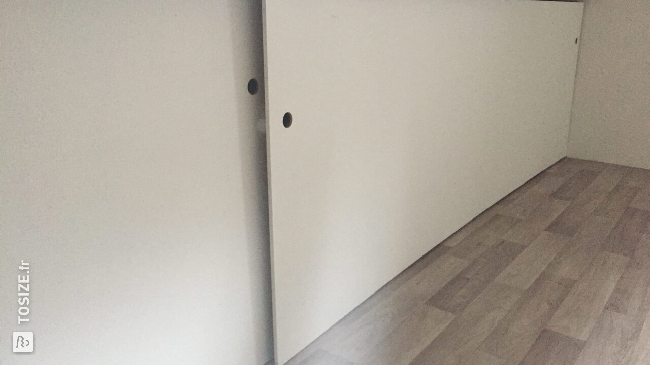 Panneaux coulissants de bibliothèque vierge et flottante en MDF, par Jos