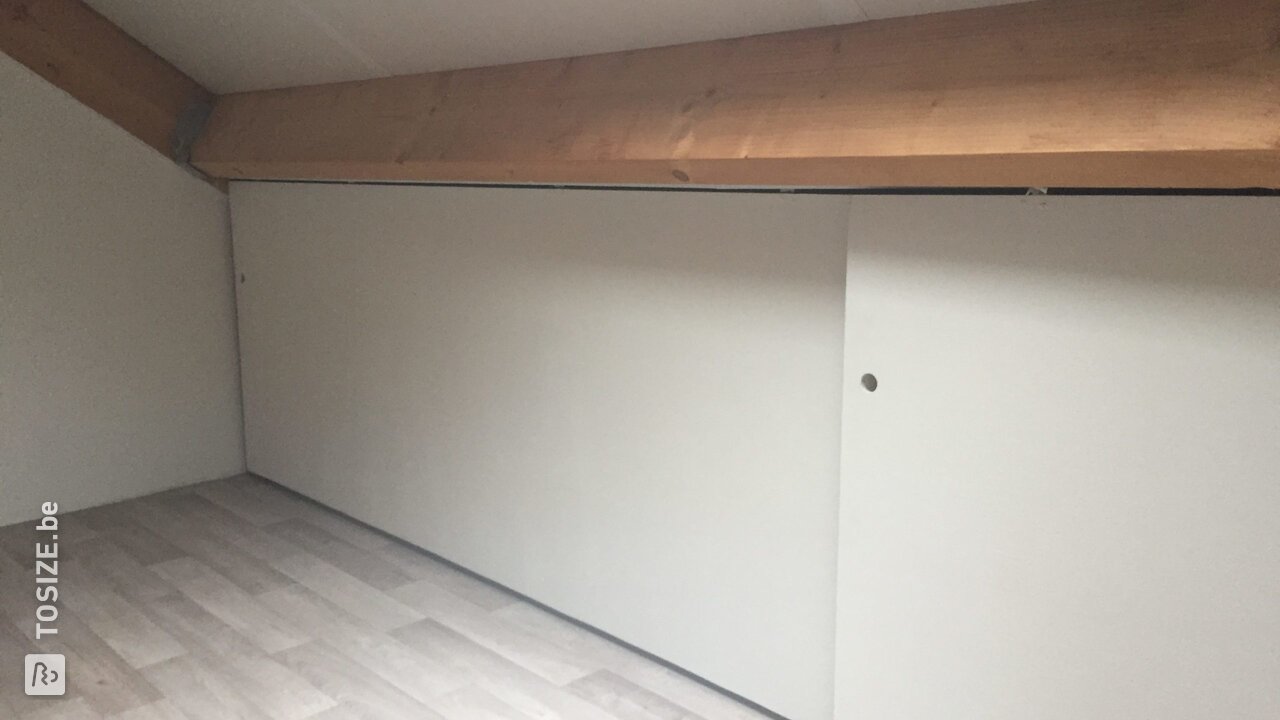 Schuifpanelen van MDF Blank & zwevende boekenplank, door Jos
