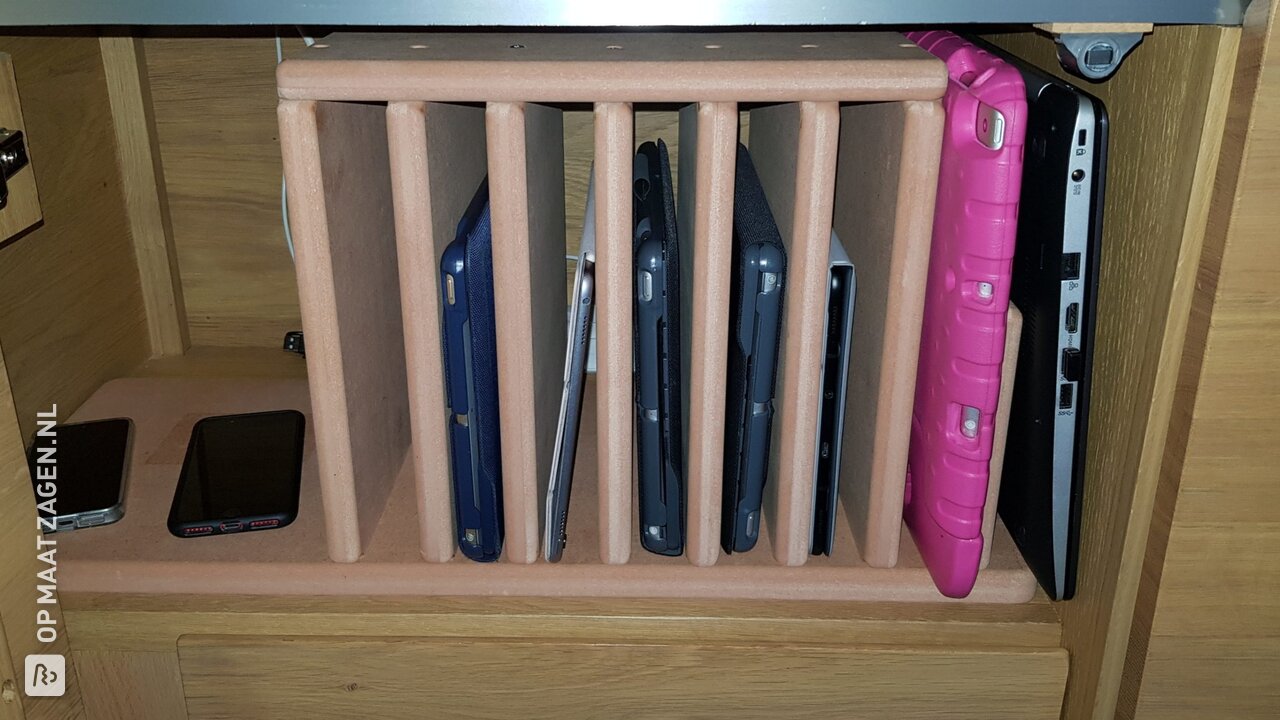 Tablet/Laptop laadstation zelf maken van MDF, door Jim
