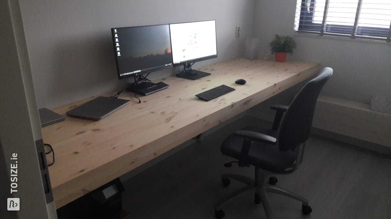 Floating desk from Timmerpanel, by Sander