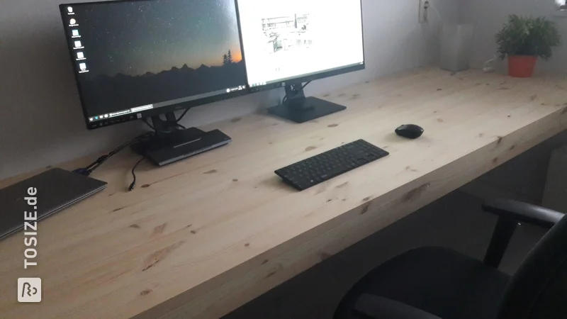 Floating desk from Timmerpanel, by Sander