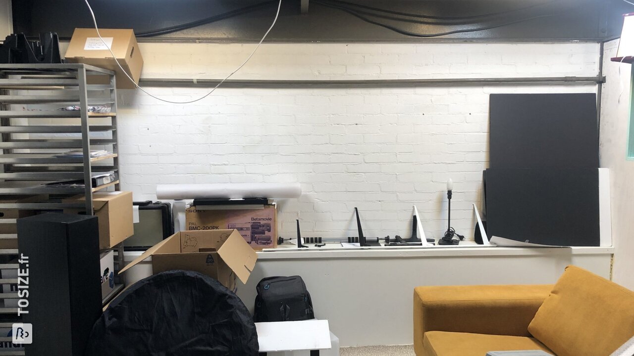 Mur de planches de MDF en studio / espace de travail
